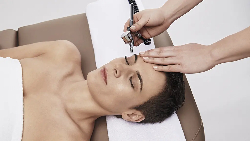 Flacon de soin cosmétique et tranche d'agrume, ambiance bien-être de l'institut