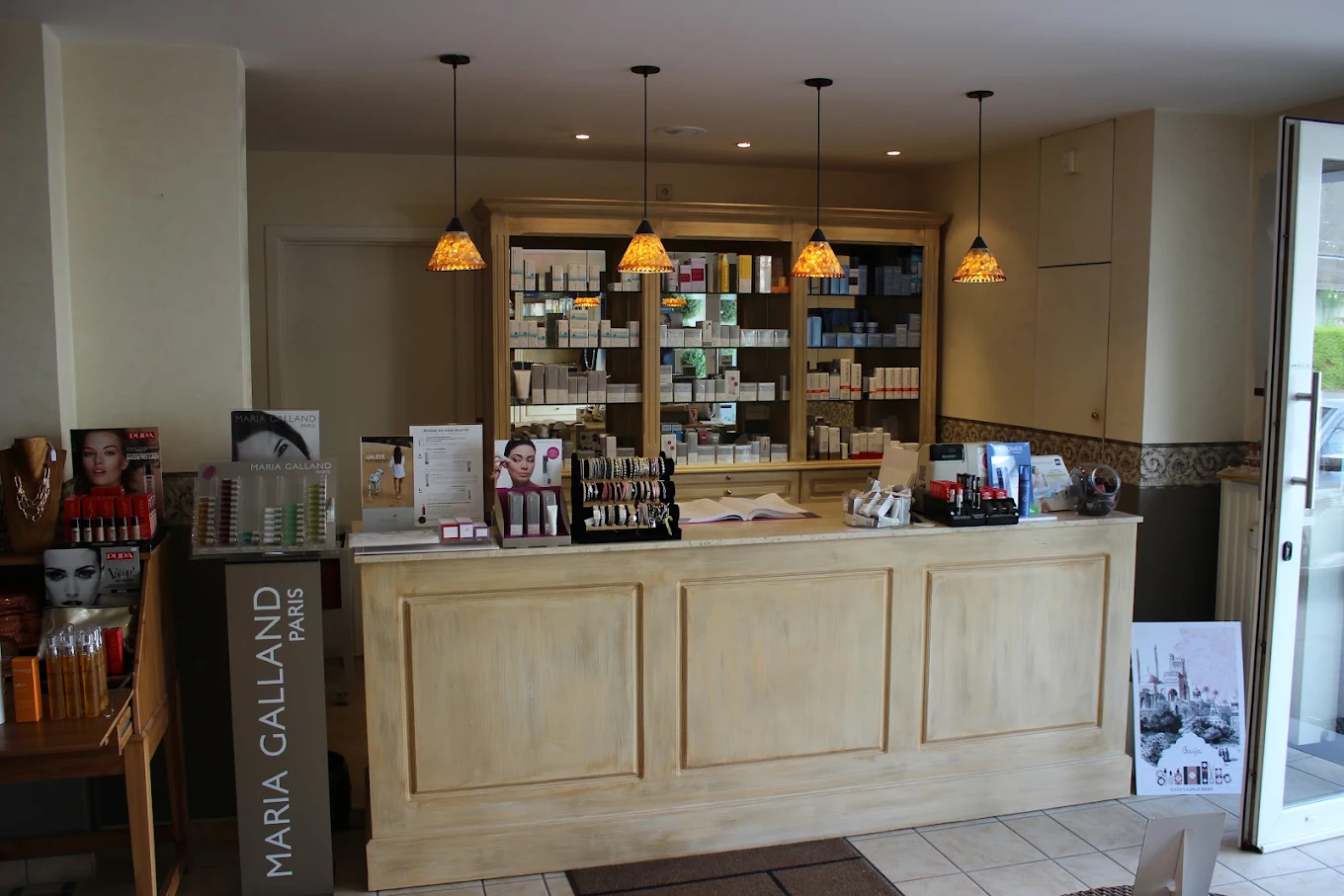 Flacon de soin cosmétique et tranche d'agrume, ambiance bien-être de l'institut